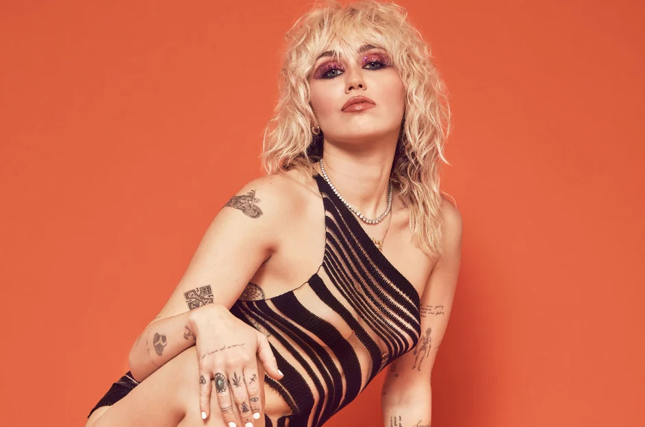 Μάιλι Σάιρους: Δημοσίευσε ολόγυμνες φωτογραφίες ενώ έκανε μπάνιο