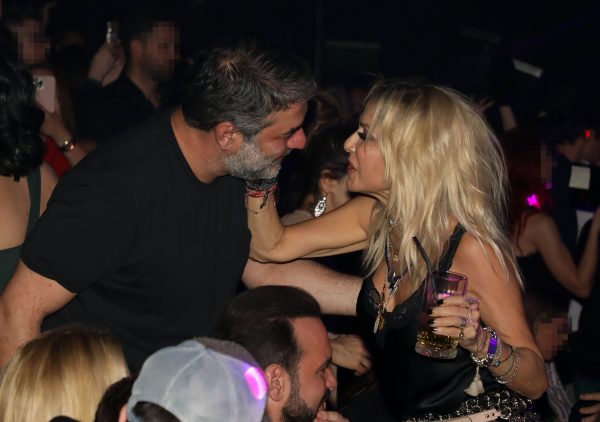 Άννα Βίσση: Η κίνηση στον Βασίλη Μπισμπίκη την ώρα που η Δέσποινα Βανδή τραγουδούσε