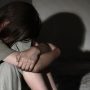 Βόλος: Σε τρώγλη ζούσε με τον αδερφό της 13χρονη που κατήγγειλε τον πατέρα της για ξυλοδαρμό