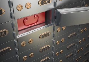 «Κιβωτός του Κόσμου»: Χιλιάδες ευρώ στη θυρίδα της Χίου – Έρευνα στο σπίτι της μητέρας του πατέρα Αντωνίου