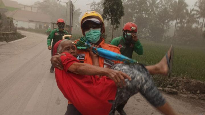 Ινδονησία: Απομακρύνονται 2.000 κάτοικοι λόγω της έκρηξης ηφαιστείου