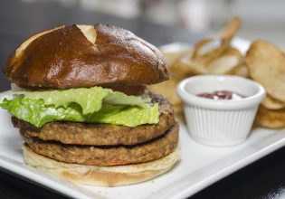 Υποκατάστατα κρέατος: Κάτι σημαντικό για την υγεία λείπει από τη συνταγή