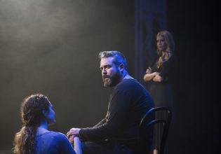 Ο Πυγμαλίων Δαδακαρίδης εκπλήσσει στο «Ψηλά απ’ τη γέφυρα» σε σκηνοθεσία Γιώργου Νανούρη