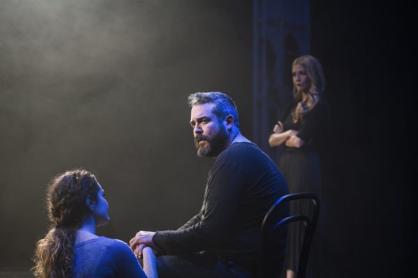 Ο Πυγμαλίων Δαδακαρίδης εκπλήσσει στο «Ψηλά απ’ τη γέφυρα» σε σκηνοθεσία Γιώργου Νανούρη