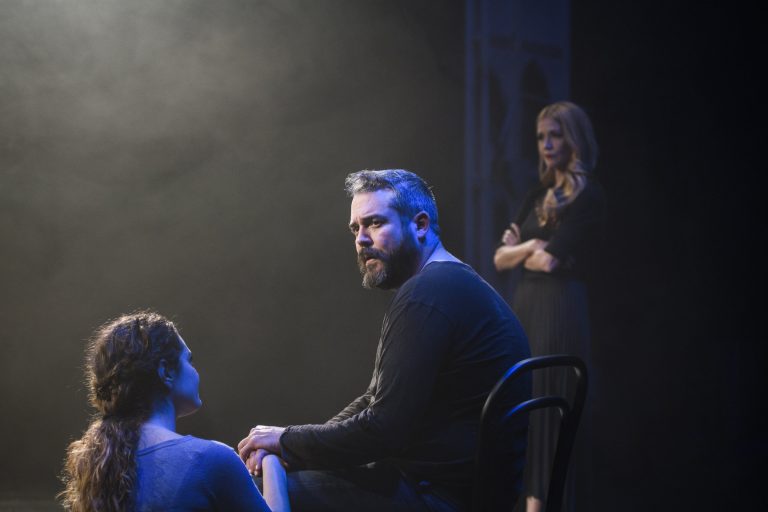 Ο Πυγμαλίων Δαδακαρίδης εκπλήσσει στο «Ψηλά απ’ τη γέφυρα» σε σκηνοθεσία Γιώργου Νανούρη