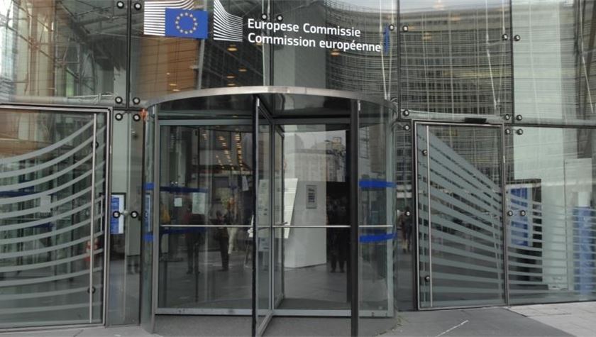 Politico: Το Qatar Gate δείχνει ότι η ΕΕ έχει πρόβλημα διαφθοράς – Το φαινόμενο της «περιστρεφόμενης πόρτας»