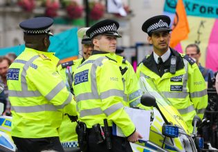 Λονδίνο: Αστυνομικοί μπήκαν σε γκαλερί για να σώσουν άνθρωπο, τελικά ήταν γλυπτό