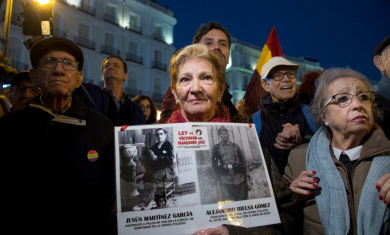 Ισπανία: Αφαιρούνται παράσημα από αστυνομικούς που κατέστειλαν αντιφρονούντες επί Φράνκο