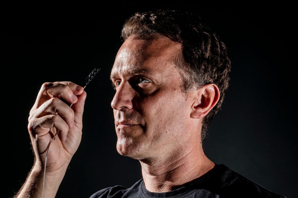 Τσιπ στον εγκέφαλο: Γιατί τα χρηματοδοτούν Γκέιτς και Μπέζος – Τι σχεδιάζουν