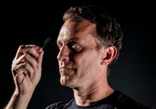 Τσιπ στον εγκέφαλο: Γιατί τα χρηματοδοτούν Γκέιτς και Μπέζος – Τι σχεδιάζουν