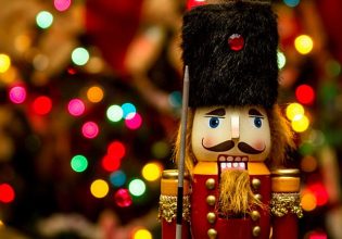 Χριστούγεννα: Η ιστορία του Καρυοθραύστη – Από τα στολίδια του 19ου αιώνα, στον… Darth Vader