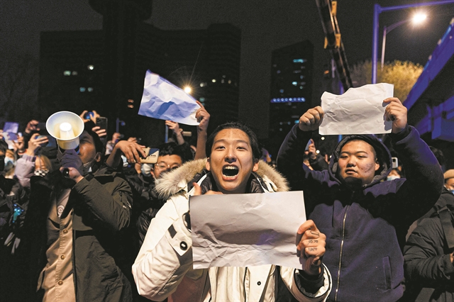 Κίνα: Με όπλο λευκές κόλλες χαρτί, ζητούν ελευθερία