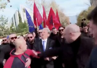 Αλβανία: Γρονθοκόπησαν τον Σαλί Μπερίσα σε αντικυβερνητική διαδήλωση – Βίντεο
