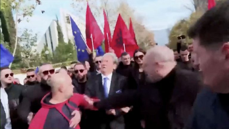 Αλβανία: Γρονθοκόπησαν τον Σαλί Μπερίσα σε αντικυβερνητική διαδήλωση – Βίντεο