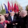 Αλβανία: Γρονθοκόπησαν τον Σαλί Μπερίσα σε αντικυβερνητική διαδήλωση – Βίντεο