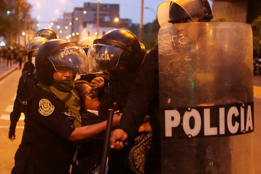 Περού: Τουλάχιστον επτά νεκροί στις διαδηλώσεις την Πέμπτη – Βαθαίνει η κρίση μετά τη φυλάκιση του τέως προέδρου