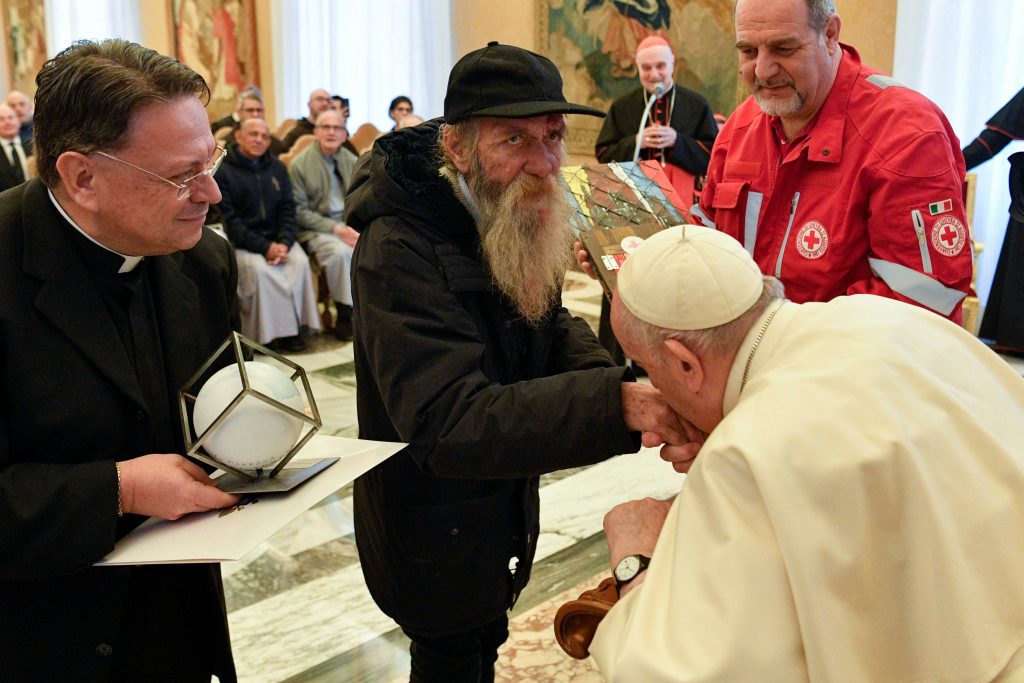 Πάπας Φραγκίσκος: Γιόρτασε τα γενέθλιά του βραβεύοντας ανθρώπους για το φιλανθρωπικό τους έργο, ανάμεσά τους και έναν άστεγο