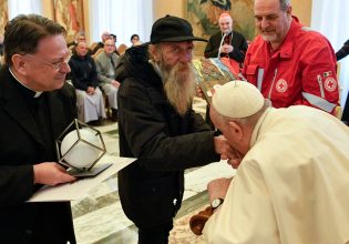 Πάπας Φραγκίσκος: Γιόρτασε τα γενέθλιά του βραβεύοντας ανθρώπους για το φιλανθρωπικό τους έργο, ανάμεσά τους και έναν άστεγο