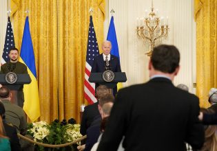 Μπάιντεν – Ζελένσκι: Θα σταθούμε στο πλευρό της Ουκρανίας, υποσχέθηκαν οι ΗΠΑ – Τι είπαν στις δηλώσεις τους