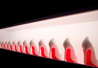 Amazon: Ήττα στη δικαστική διαμάχη για τα μαϊμού παπούτσια Louboutin