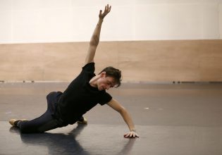 Ιταλία: Ακυρώθηκε παράσταση διάσημου χορευτή με τατουάζ του Πούτιν