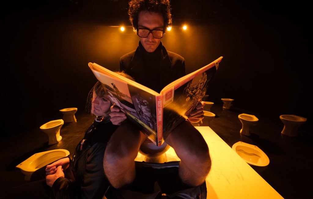 «Δεν μπορείς να είσαι καλός» – Είδαμε την παράσταση Pomona και νιώσαμε ηλεκτρισμένη γαλήνη