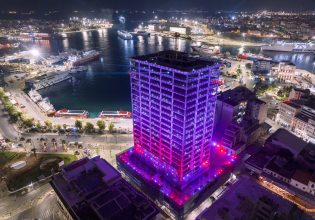 Φωταγώγηση Πύργου Πειραιά: Χαρά, ελπίδα και αισιοδοξία πλημμύρισαν τον Αττικό Ουρανό