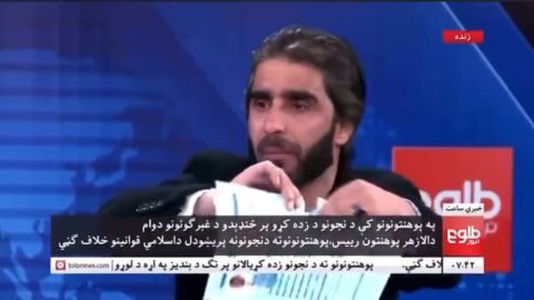 Αφγανός καθηγητής σκίζει τα πτυχία του on air μετά την απαγόρευση στις γυναίκες να σπουδάζουν