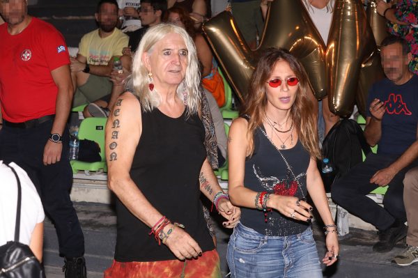 Νίκος Καρβέλας: Δείχνει για πρώτη φορά το πρόσωπο του νεογέννητου γιου του