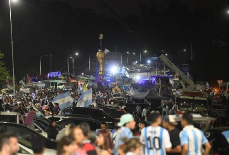 Τρέλα και πανικός στο Μπουένος Άιρες: Πάνω από 200.000 οπαδοί, live η υποδοχή των παγκόσμιων πρωταθλητών