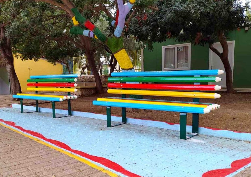 «Παγκάκια φιλίας» κατά της σχολικής μοναξιάς από τον Δήμο Αλίμου