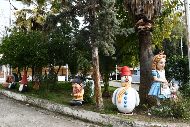 Οι εργαζόμενοι του Δήμου Πατρέων στόλισαν τα Νοσοκομεία της πόλης