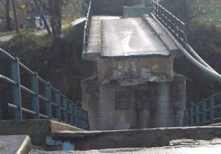 Άρτα: Σοκαριστική εικόνα – Κατέρρευσε γέφυρα στο Κομπότι