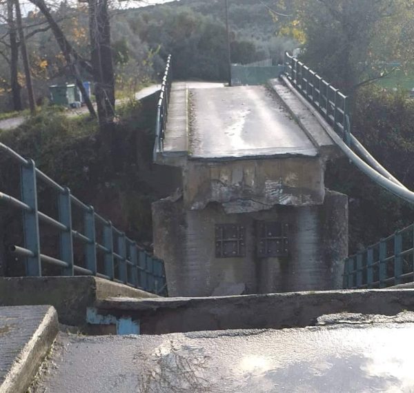 Άρτα: Σοκαριστική εικόνα – Κατέρρευσε γέφυρα στο Κομπότι