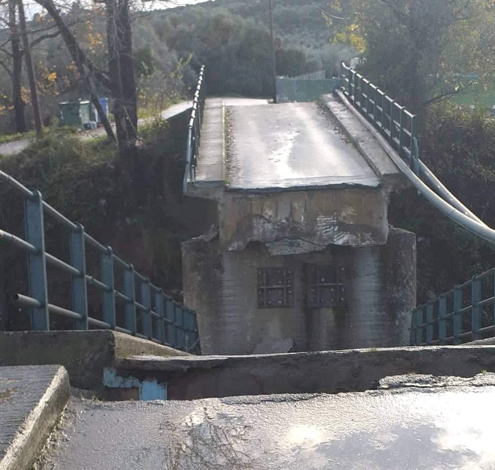 Άρτα: Σοκαριστική εικόνα - Κατέρρευσε γέφυρα στο Κομπότι