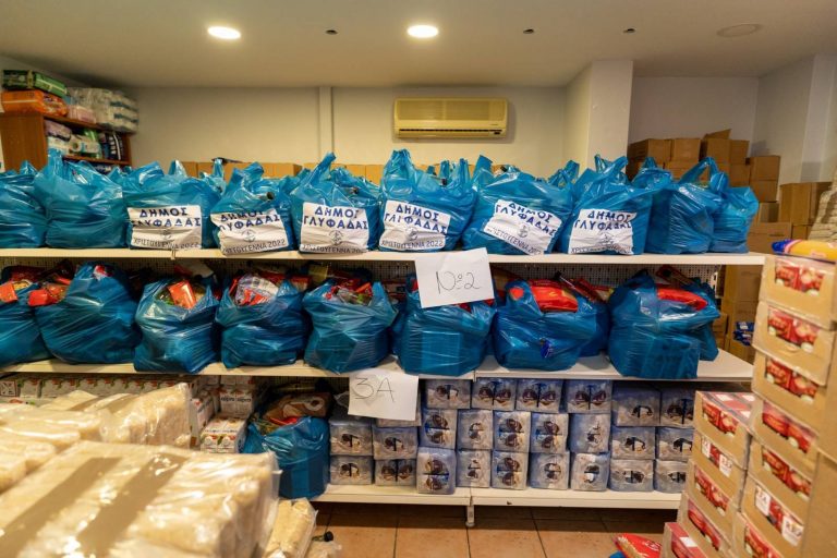 Δύο χιλιάδες δημότες της Γλυφάδας, ενισχύονται με τρόφιμα από τον Δήμο