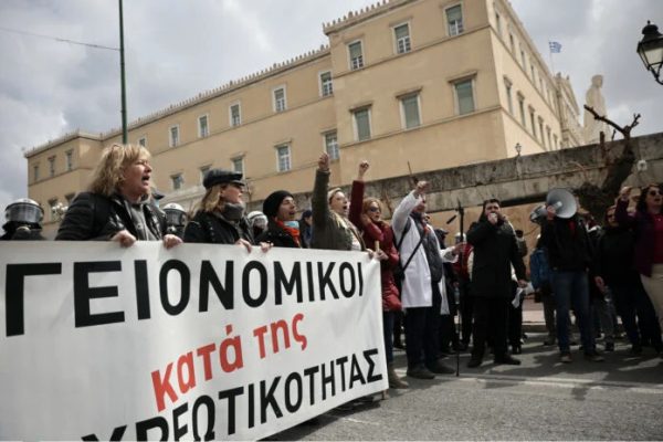 Ανεμβολίαστοι υγειονομικοί: Το υπουργείο αναμένει τις θέσεις των ειδικών