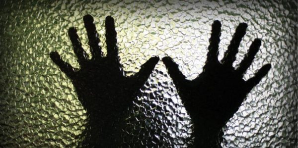 Δράμα: Συνελήφθη για τον βιασμό του ανήλικου γιου της συντρόφου του