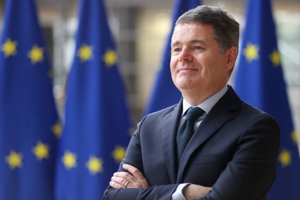 Ντόναχιου: Η Ελλάδα αξίζει την επενδυτική βαθμίδα