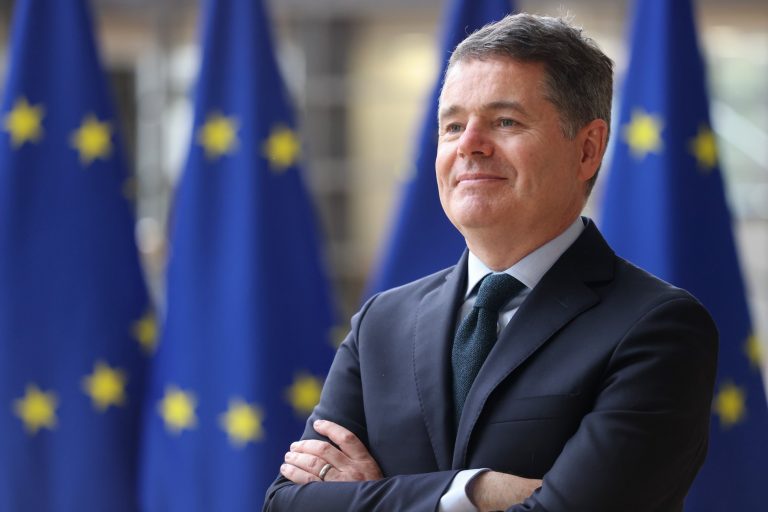 Ντόναχιου: Η Ελλάδα αξίζει την επενδυτική βαθμίδα