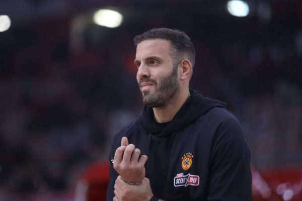 Ο Νίκος Παππάς χαρίζει τις απολαβές του στις καθαρίστριες του ΟΑΚΑ