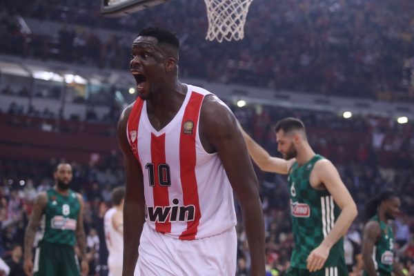 Μουσταφά Φαλ: Ο «πύργος» του Ολυμπιακού που κάνει ό,τι θέλει τον Παναθηναϊκό