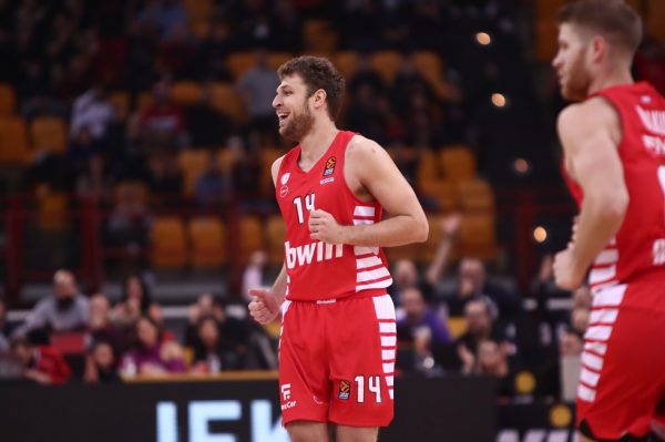 Απίστευτος Βεζένκοφ, απίστευτος Ολυμπιακός: 31 πόντοι στην πρώτη περίοδο, στους 11 η Φενέρ (vids)