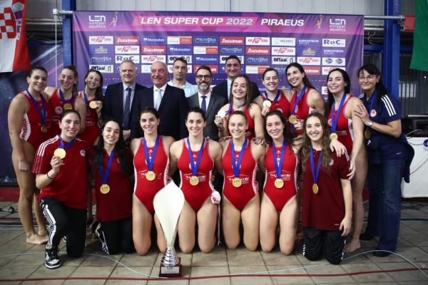 Τα «κλικ» από την απονομή του Σουπερ Καπ στον Ολυμπιακό