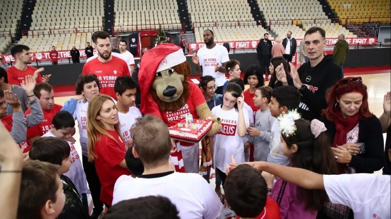 Η γιορτή του Ολυμπιακού για το «κόκκινο» One Team