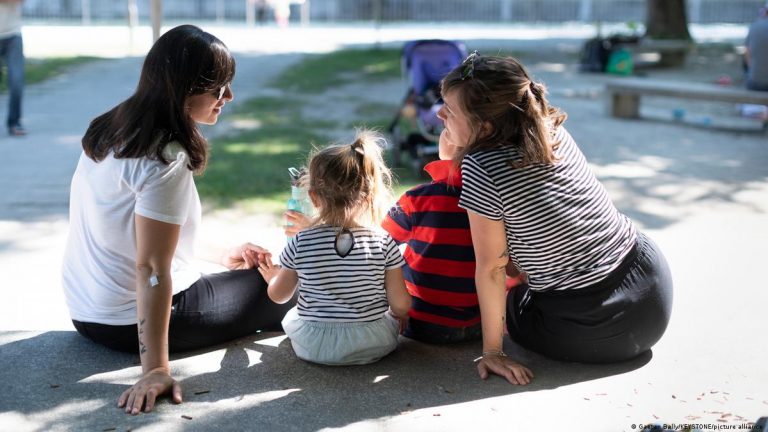 Χωρίς πατρίδα τα παιδιά των γκέι ζευγαριών στη Βρετανία – Η περίπτωση μιας ελληνίδας μητέρας