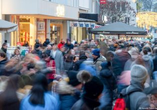 DW: Αφορολόγητο μπόνους €3.000 σε εκατομμύρια εργαζόμενους