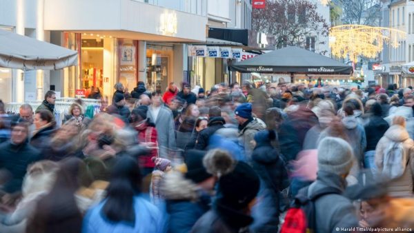 DW: Αφορολόγητο μπόνους €3.000 σε εκατομμύρια εργαζόμενους