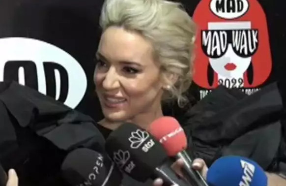 Καλομοίρα: «Στα μελομακάρονα βάζω ντομάτα, κρεμμύδι…» – Επικό στιγμιότυπο