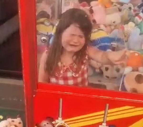 Τετράχρονη εγκλωβίστηκε σε παιχνίδι – «Δεν το πιστεύω, θεέ μου»